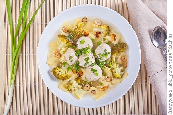 Куриный суп с широкой лапшой/Фото: К. Виноградов/BurdaMedia