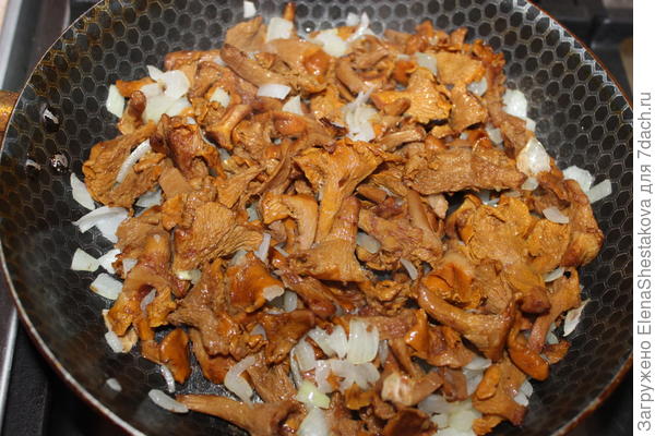 Обжариваем лисички с луком