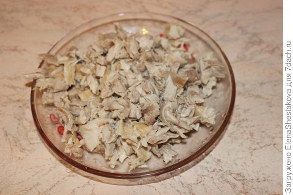 Курицу режем