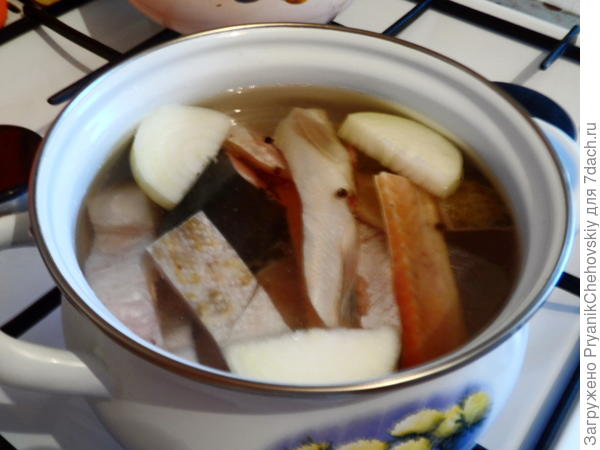 Рыбу почистить от чешуи и вымыть.
Сложить в кастрюлю,залить водой примерно 1,5 литра.
Поставить на газ.
Как закипит,снять пену и добавить очищенные лук и морковь.