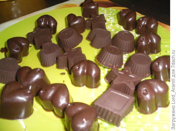 15. Но вернемся к конфетам.. Закидав начинку, заливаем шоколадом и разравниваем шпателем.. Потом на часа 2 на холод.. А уже после.. можно доставать))