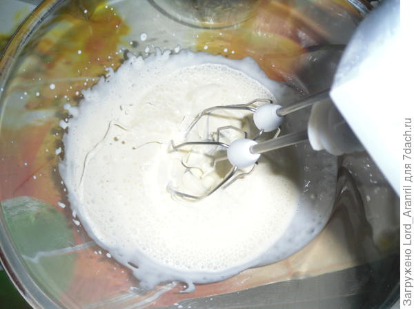 7. А пока конфеты мерзнут, сделаем крем)) Сливки по нашей традиции взбиваем ледяными венчиками в ледяной миске, с закрепителем и сахарной пудрой)