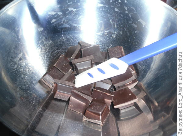2. Шоколад для основы топим. на паровой бане, не касаясь воды)) НО! откладываем 20-30% от всего кол-ва..