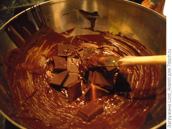 11. Конфеты подзастыли и пора их укреплять.. Для ентого уже остывший шоколад наносим тонкой кисточкой на стенки и снова конфеты на 20 минут в холод.. Наш уже застывший, оставшейся в миске, шоколад снова топим, прибавляя к нему еще 30% от всей массы 77% шоколада, темперируем)) я еще для армирования добавил 99% - 1 дольку, но не знаю, обязательно или нет..