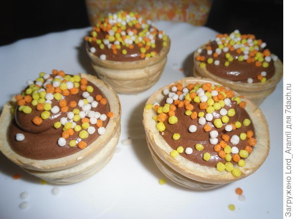 14. У меня еще оставался крем, и я, недолго думая, сделал такие "сюрпризики" их было 4 штуки)) на 4-ый еле хватило))