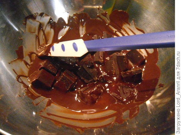 3. И в самом конце к растая вшему шоколаду прибавляем 20-30% нерасплавленного шоколада от всего его количества, убираем с огня и тщательно перемешиваем до растворения всего шоколада..