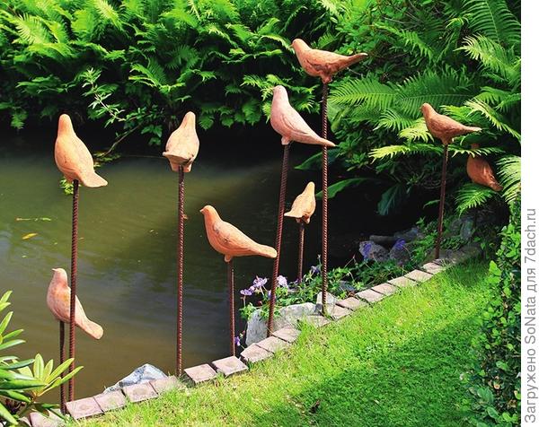 Глиняные птички, присевшие отдохнуть на свои шестки, способны оживить любой водоем.