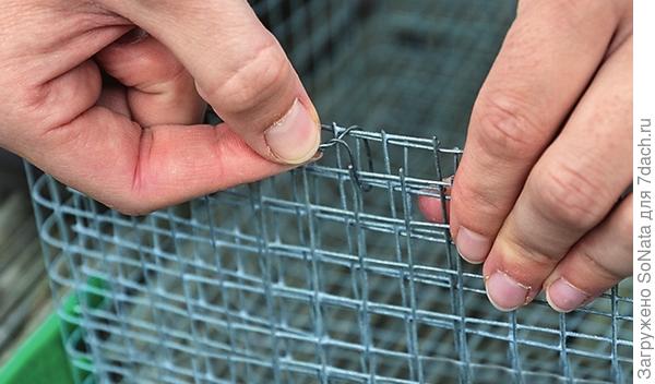 Проволокой соедините стороны