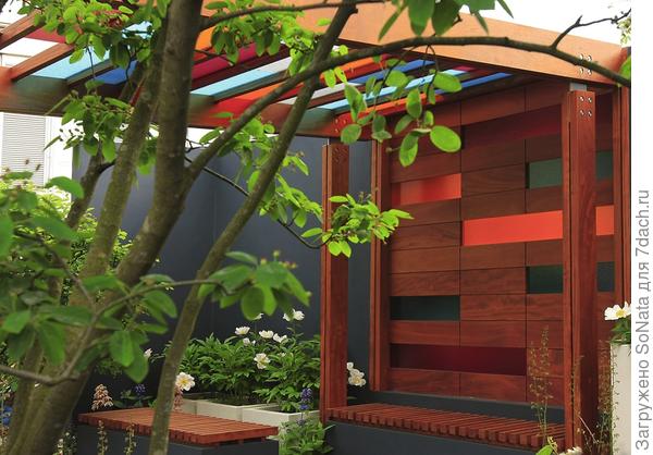 Из полотен разноцветного поликарбоната делают навесы, крыши беседок и садовых павильонов.
