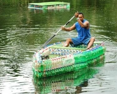 http://lunatiklife.s3.amazonaws.com/222/plastic-bottle-boat-1-450x302__post.jpeg