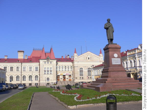 Единственный памятник Ленину в шапке и пальто