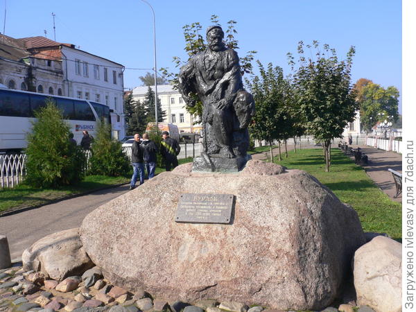 Памятник бурлаку
