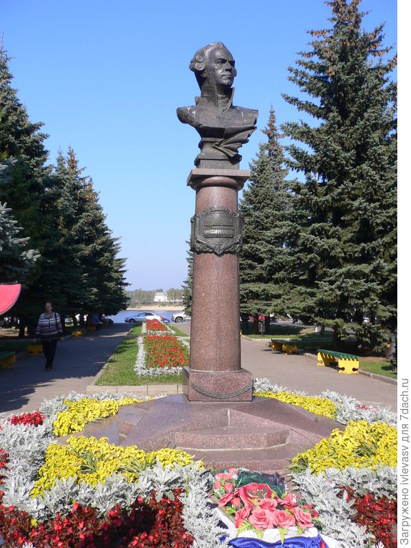 Памятник земляку - Федору Ушакову