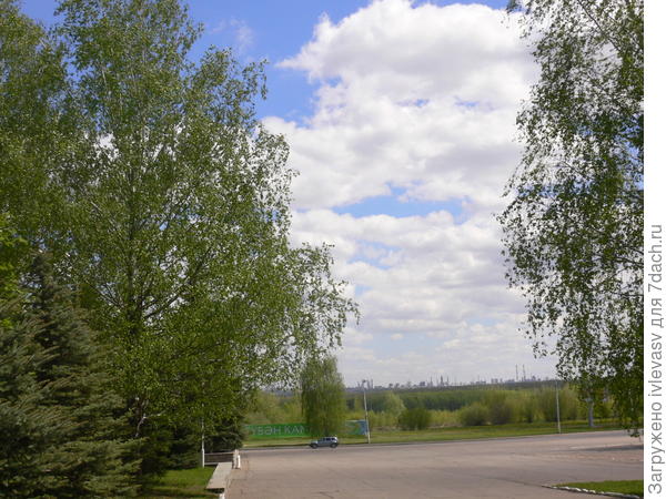 На фото виден промышленный комплекс, который находится за городом. Ученые выбрали место для города так, что ветер с комплекса никогда не дует на город