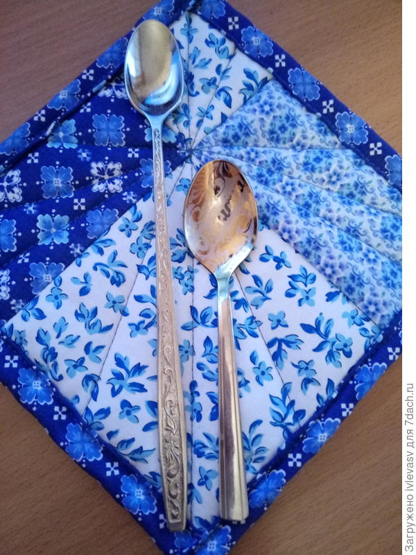 А это смешная кефирная ложка с длинной ручкой. Вспоминаю сразу кефир и ряженку в бутылках в советское время.