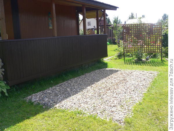 По мере оседания будет подсыпать гравий.