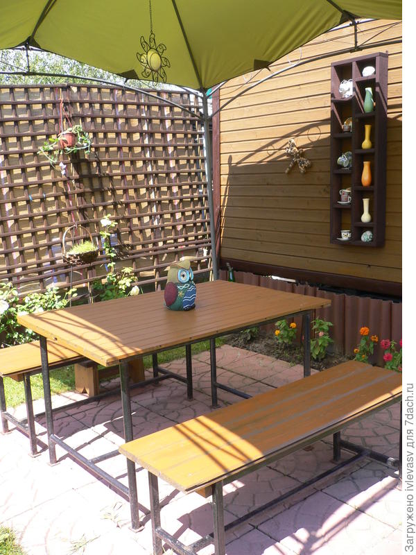 Вот он под навесом.