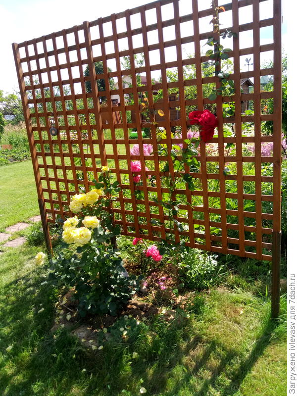 Вот здесь лучше видно металлические уголки