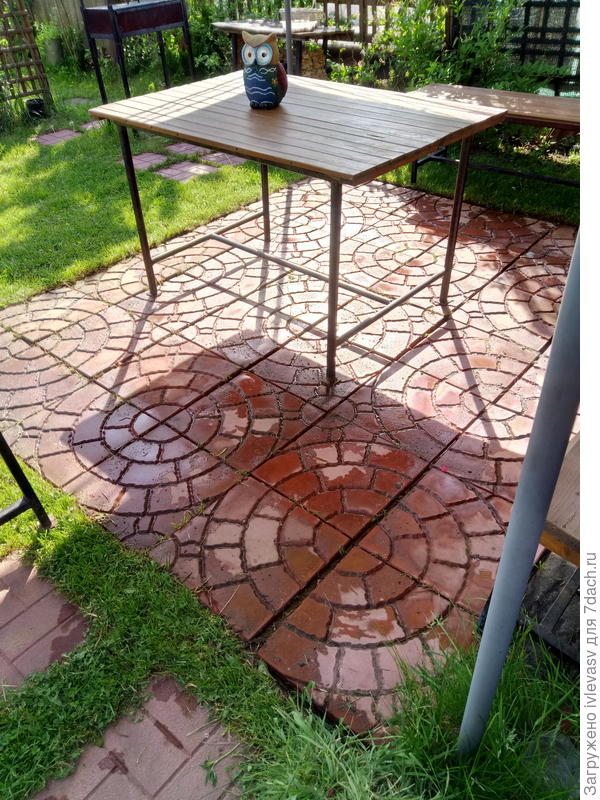 Между плиткой посыпаю солью