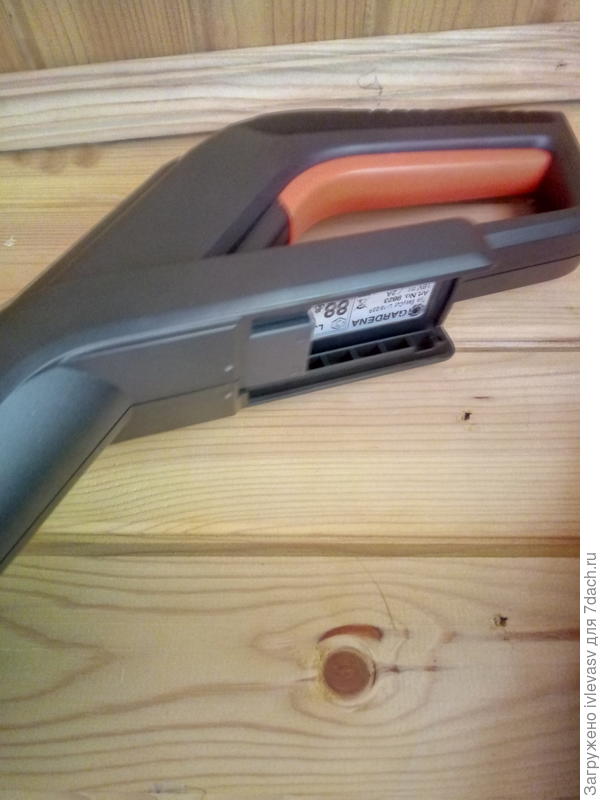 Аккумулятор ставится на ручку