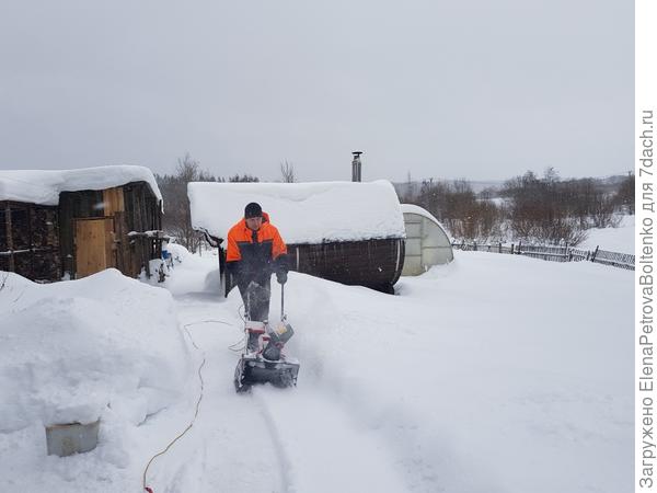 Собираем снег.)))