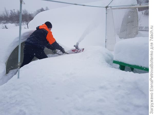 Муж проходит и собирает снег