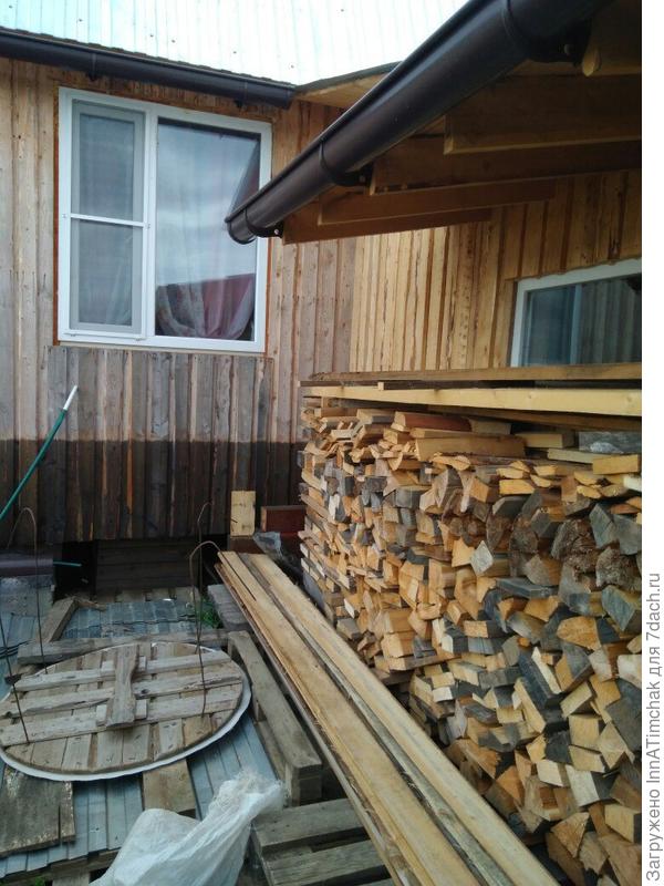 возле дома, это я у бани фотографировала