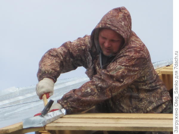 Сгибание листа железа на высоте