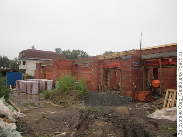 Завершена кладка первого этажа