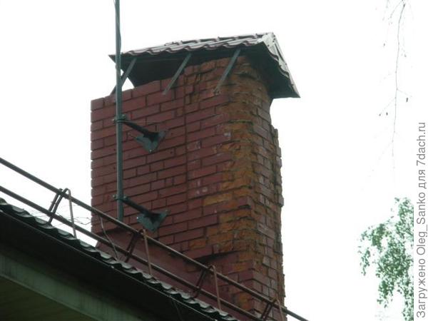 Грустные мысли о хозяине дома навевает состояние этого дымохода