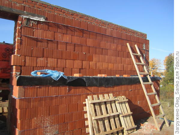 Стена выполнена из блоков