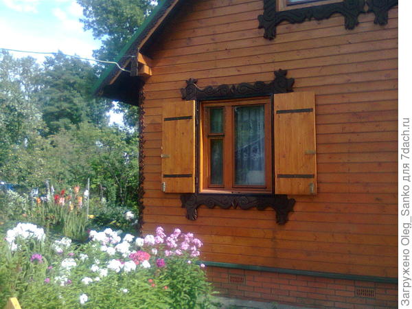 Вид на соседнюю дачу из моего окошка