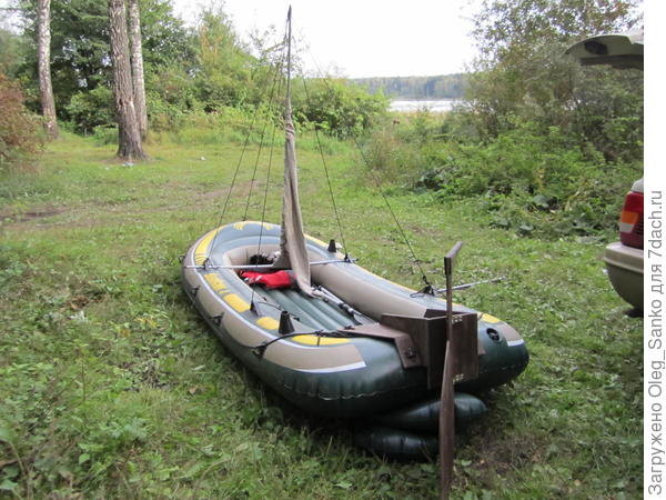 Вдалеке видно зеркало водохранилища
