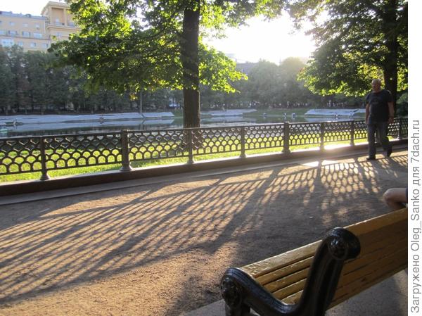 А вот и закатное солнце, освещающее аллею парка