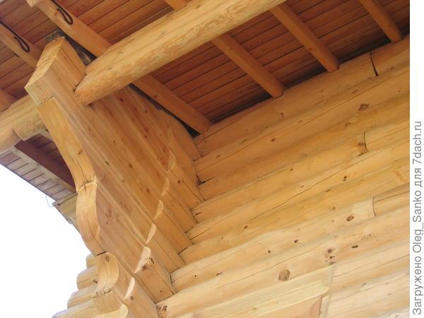 Диаметр верхних бревен несколько больше, чем нижних