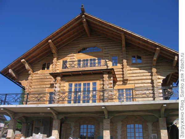 Традиционный охлупень доминирует над крышей