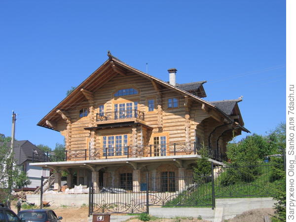 Если забыть про бетонное монолитное основание, то во всем остальном - традиционный сруб