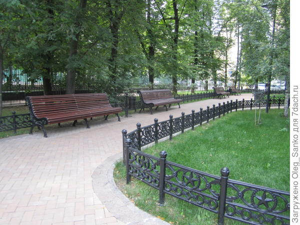 Одна из аллей сквера