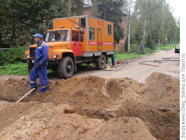 Проводка трубы по улице поселка