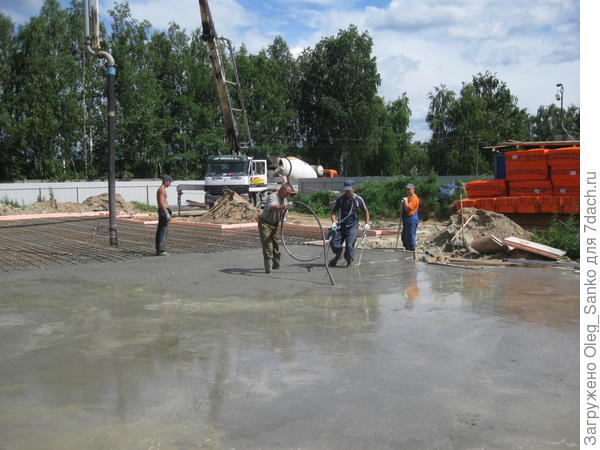 Рабочие уплотняют бетонную смесь глубинным вибратором