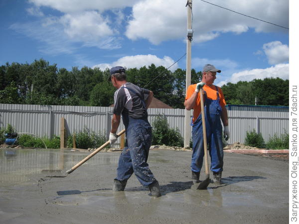Заливка бетонным раствором пенополистирольного основания фундамента