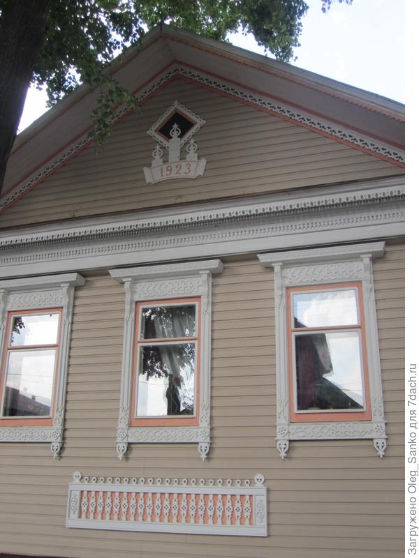 Образец бревенчатого дома с современной облицовкой