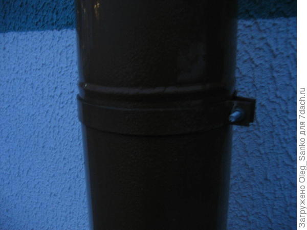 Традиционное крепление водосточных труб на хомутах с резьбовым крепежом