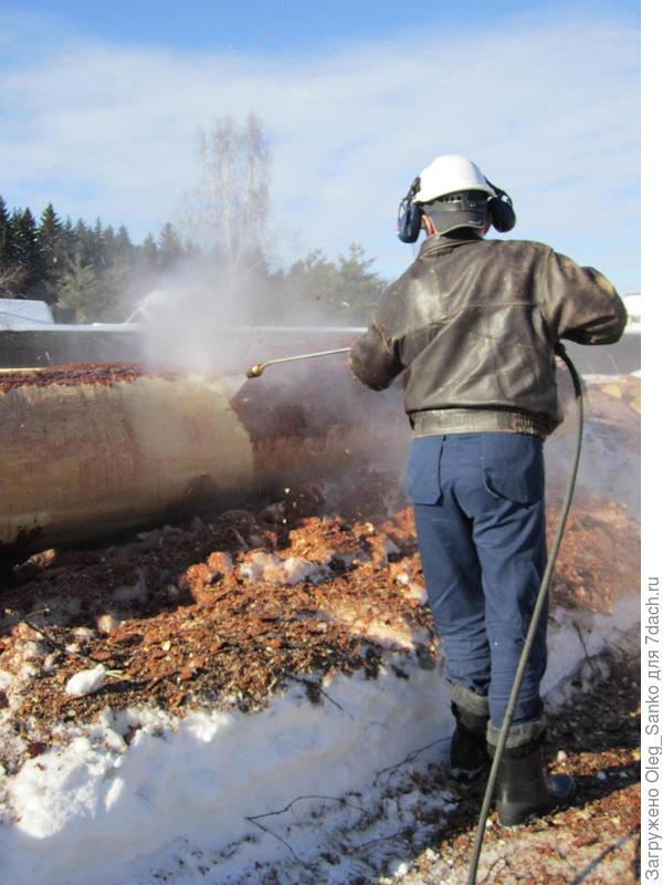 Давление воды - около 1000 атмосфер