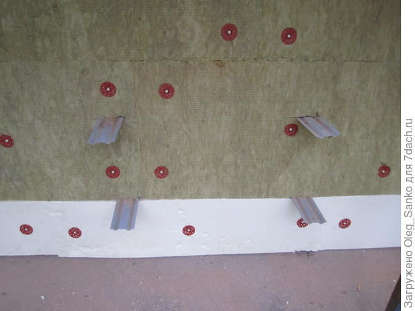 Белая полоска внизу - пенополистирол