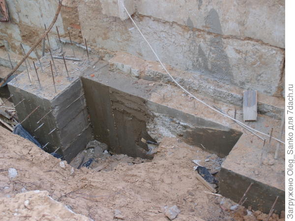 Монолитим опорную стену фундамента