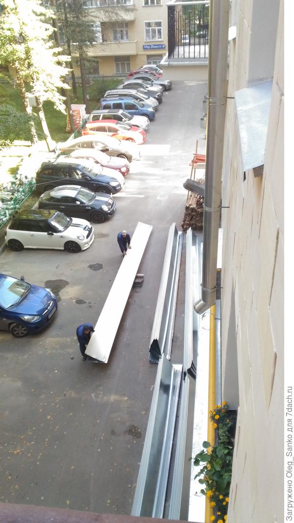 Переноска комплекта кровельных постелей.