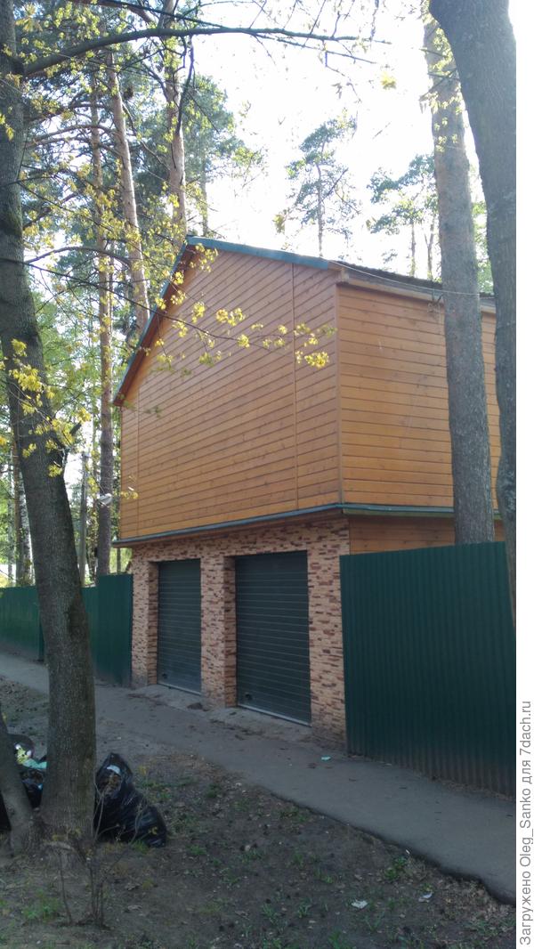 Двое ворот по фасаду