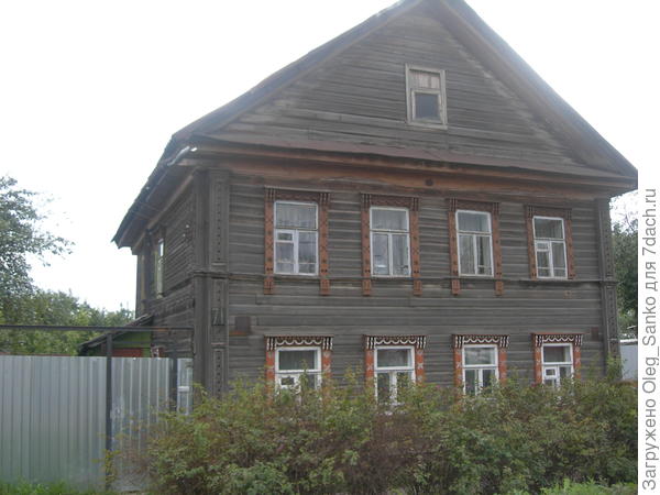 Обратите внимание, как закрыты угловые сочленения пилясторными досками