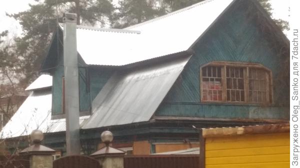 Новенькая крыша на старой даче явно диссонирует